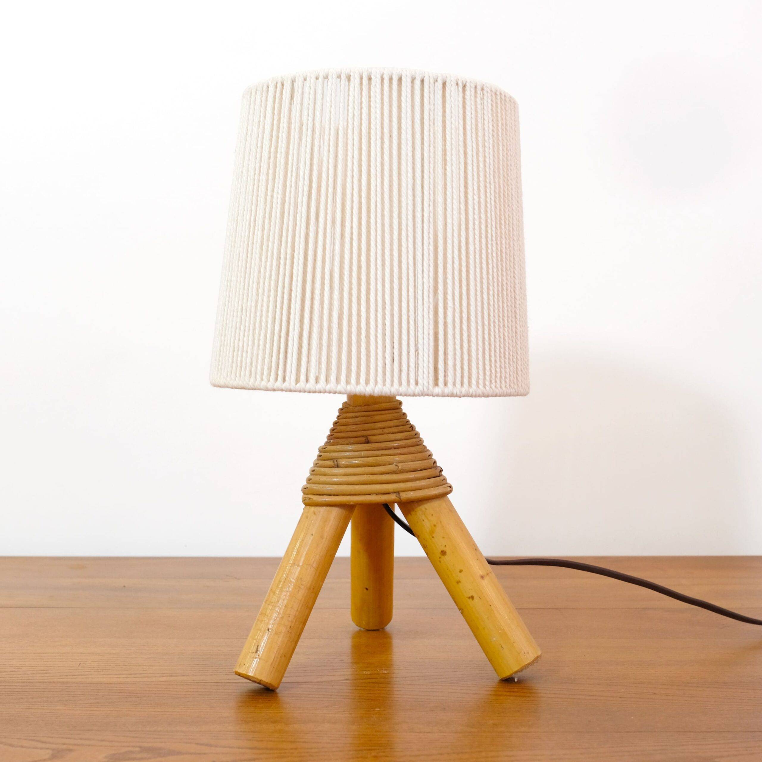 Petite lampe de table en bambou et son abat-jour en corde.