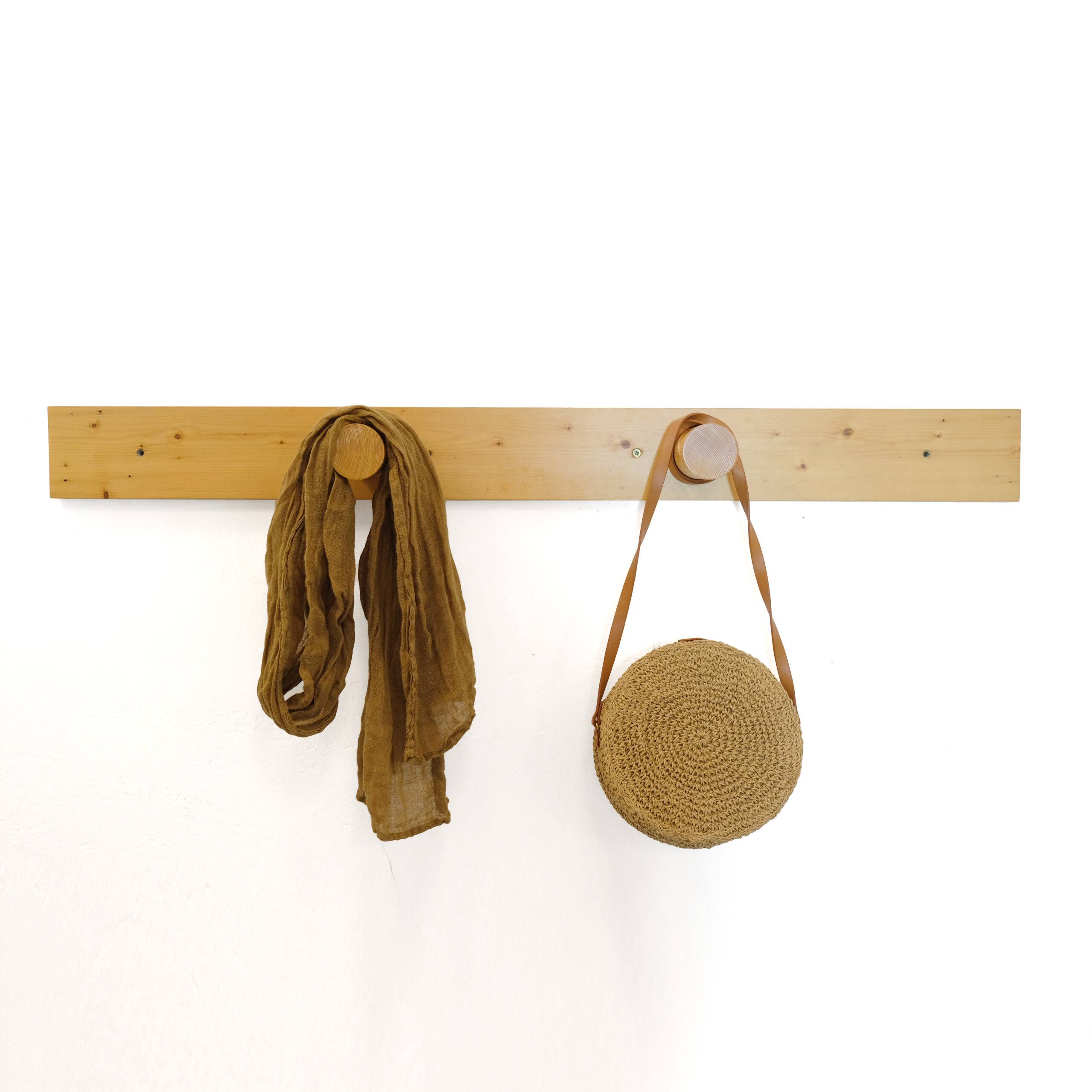 Charlotte Perriand, porte manteau en pin massif, 104 cm.