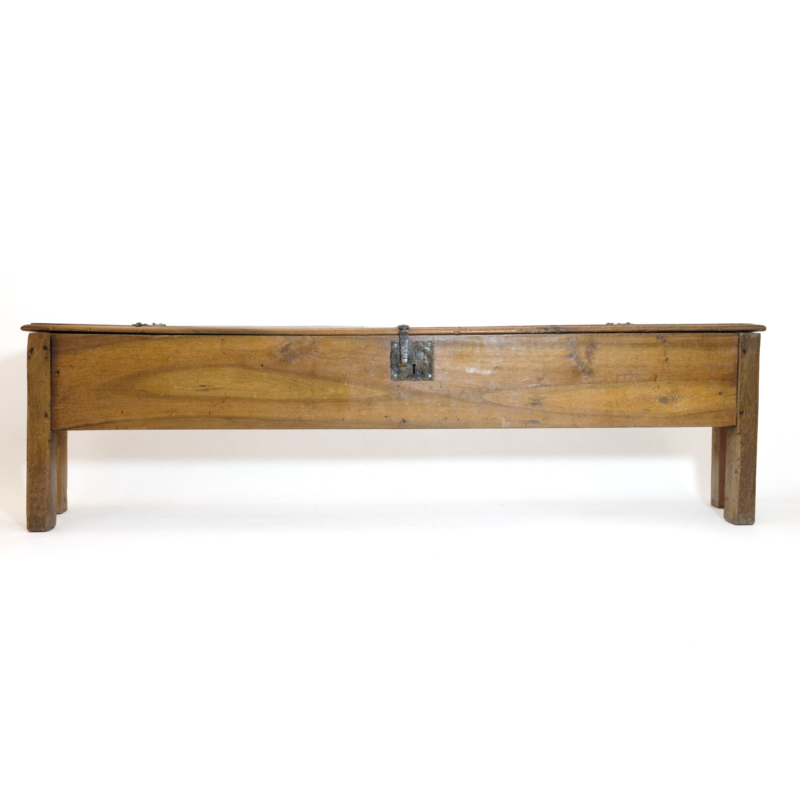 Large walnut grain chest forming a bench, 220cm.