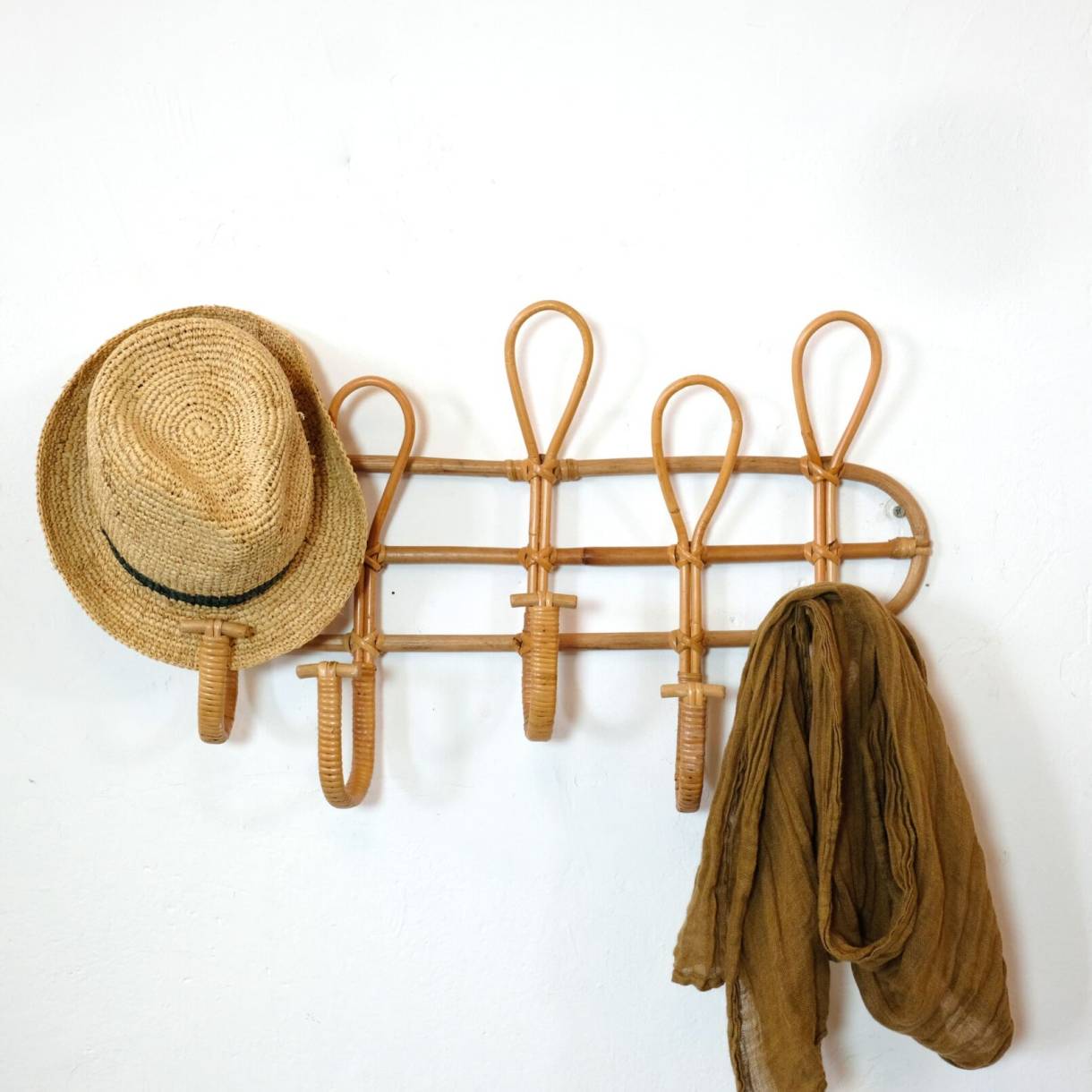 Rattan coat rack with 5 hooks, 1970-1980.