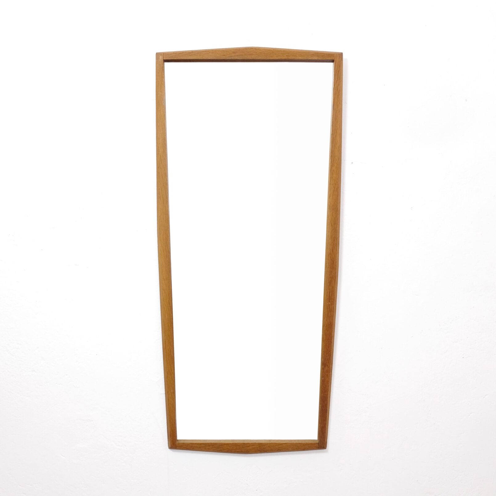 Miroir en chêne des années 60, 84 x 38.5 cm.